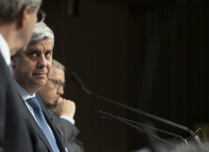 Στο «περίμενε» το Eurogroup για τα μέτρα αντιμετώπισης του κοροναϊού