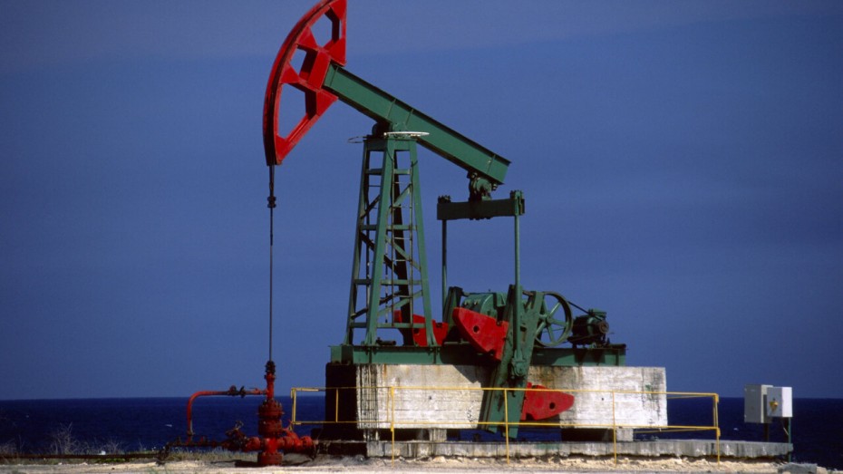 «Βυθίζονται» οι τιμές του πετρελαίου