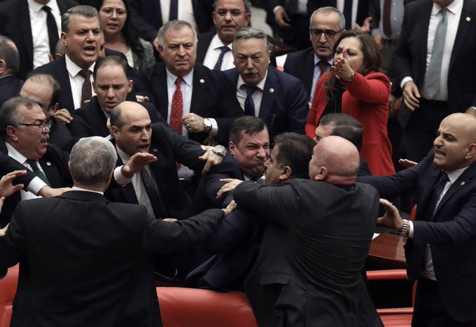 «Αρένα» το κοινοβούλιο της Τουρκίας μετά από προσβλητικά σχόλια για τον Ερντογάν