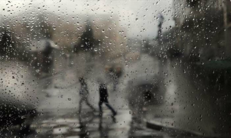 Ο καιρός σήμερα: Βροχές και πτώση της θερμοκρασίας