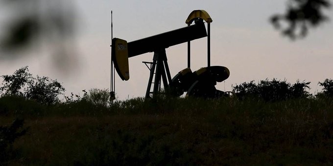 Ο Τραμπ απειλεί με δασμούς στις εισαγωγές πετρελαίου