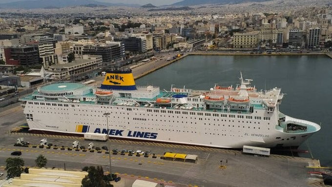 Έξω από το λιμάνι του Πειραιά το «Ελευθέριος Βενιζέλος» με τα 20 κρούσματα κοροναϊού