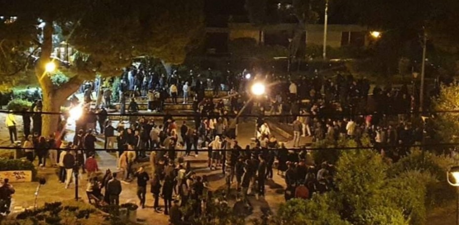 Σκηνικό μάχης στην πλατεία της Αγ. Παρασκευής - 300 άτομα κατά των αστυνομικών