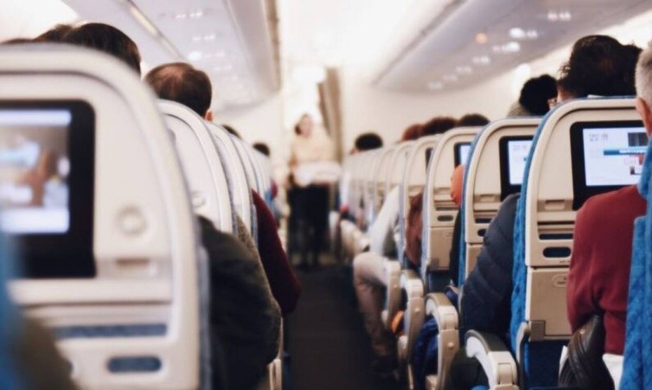 Financial Times: «Αποκύημα φαντασίας» η κοινωνική αποστασιοποίηση στα αεροπορικά ταξίδια