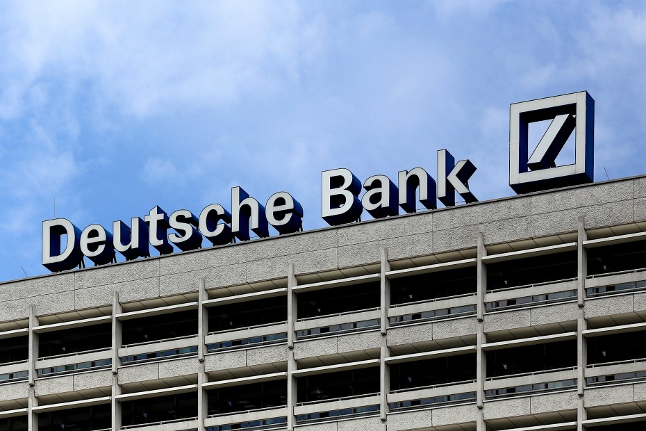 Deutsche Bank: Δώστε ένα μισθό σας