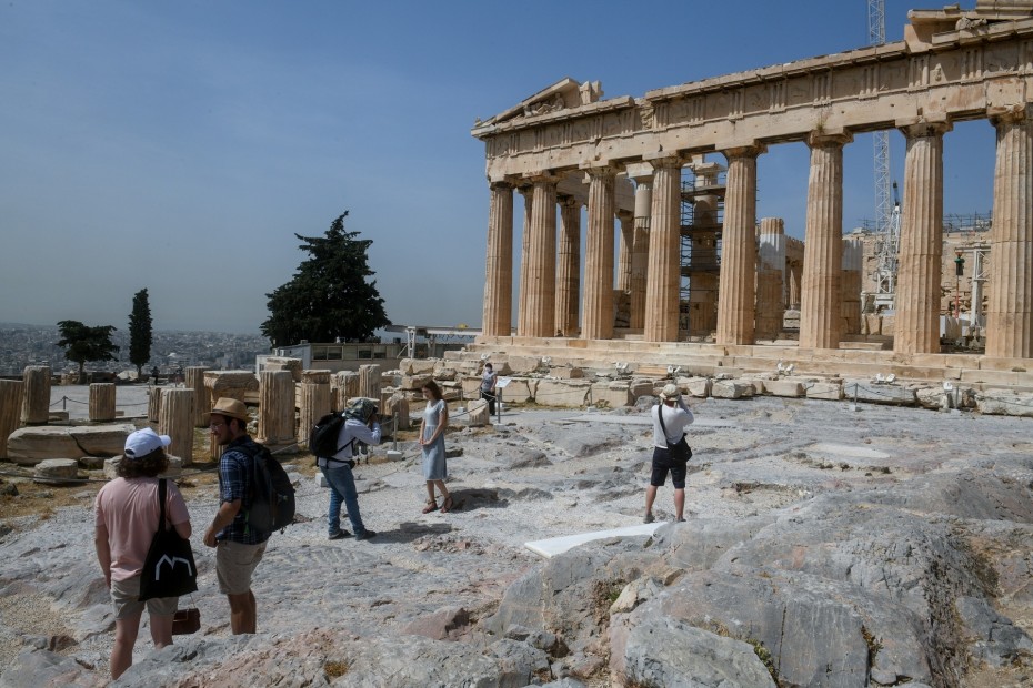Συντριβή των τουριστικών εσόδων στην Ελλάδα για το Μάρτιο