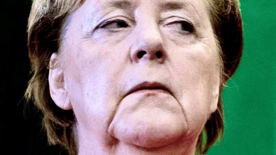 Η Μέρκελ προσπαθεί να χαμηλώσει τους τόνους για την απόφαση του γερμανικού δικαστηρίου