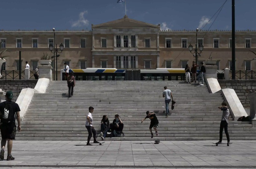 Δημοσκόπηση: Υπερδιπλάσιο προβάδισμα της ΝΔ έναντι του ΣΥΡΙΖΑ