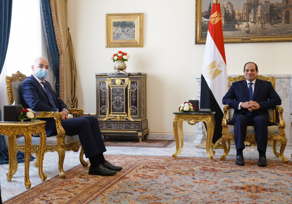 Χωρίς άμεση συμφωνία για την ΑΟΖ γυρίζει από την Αίγυπτο ο Δένδιας