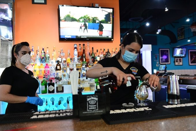 ΗΠΑ: Η Φλόριντα αναστέλλει την πώληση αλκοόλ στα μπαρ
