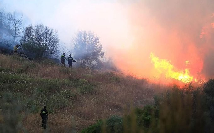 Ζάκυνθος: Μεγάλη πυρκαγιά ανάμεσα στα χωριά Έξω Χώρα και Μαριές