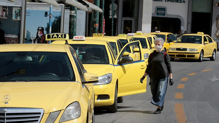 Μειώνεται και στα ταξί ο ΦΠΑ στις μεταφορές, από το 24% στο 13%
