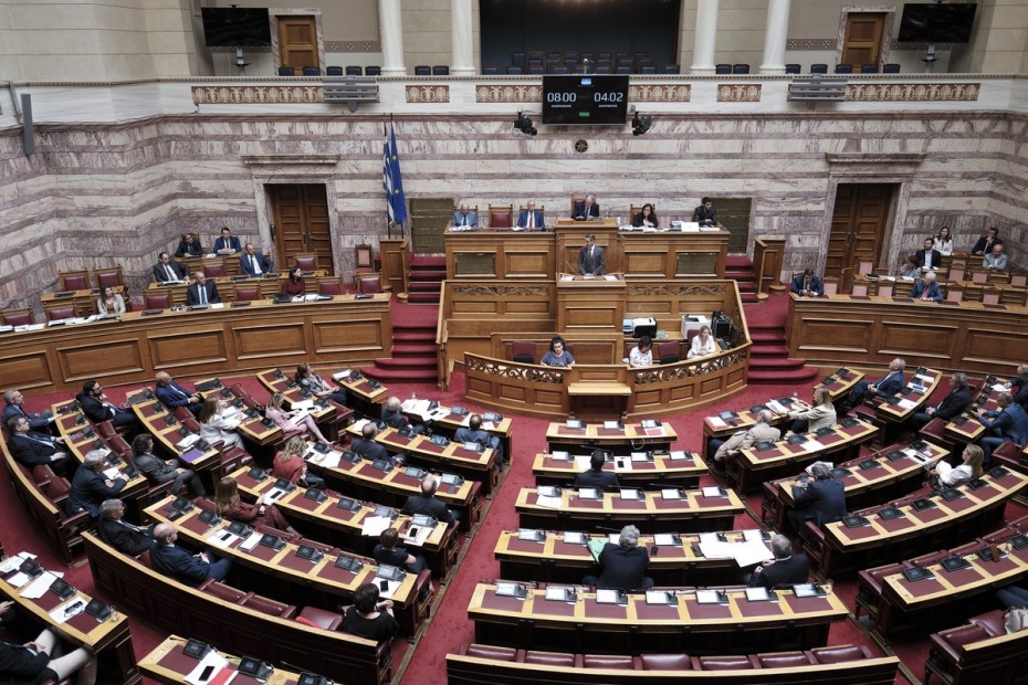Στη Βουλή το νομοσχέδιο για τις διαδηλώσεις - Σφοδρές αντιδράσεις από την αντιπολίτευση