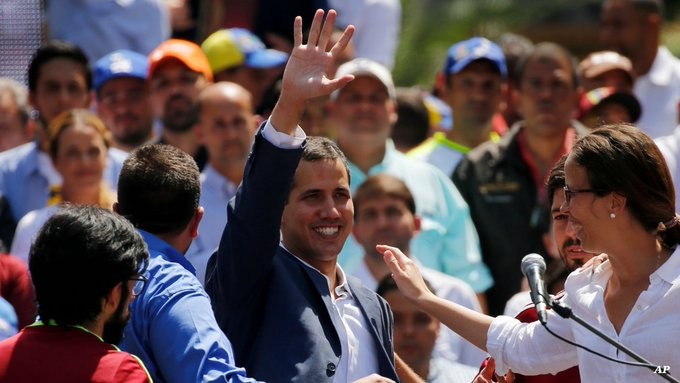 Με δικαστική απόφαση, η Βρετανία αναγνωρίζει τον Γκουαϊδό ως πρόεδρο της Βενεζουέλας