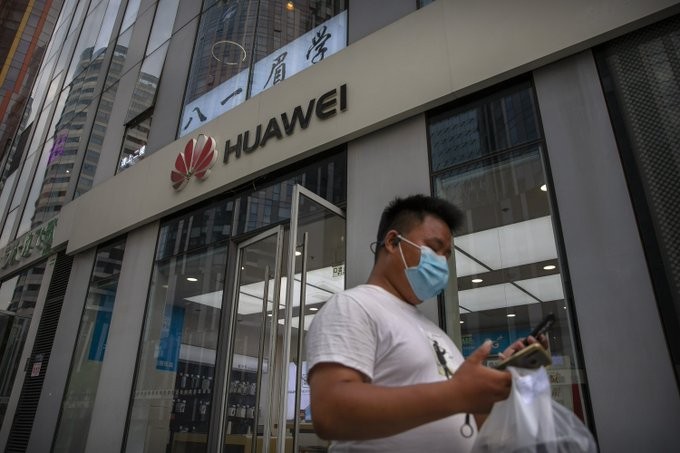 Ο Τζόνσον αποκλείει την Huawei από το δίκτυο 5G της Βρετανίας