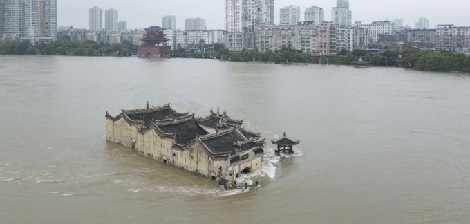 Δεκάδες νεκροί από καταρρακτώδεις βροχές στην Κίνα