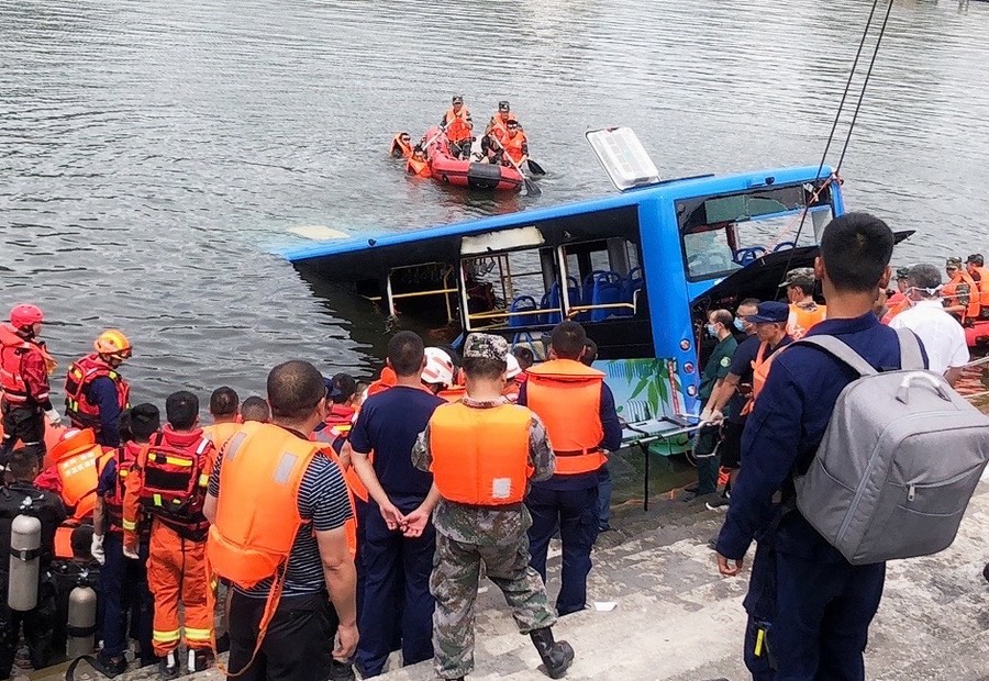 Κίνα: Τουλάχιστον 21 νεκροί από πτώση λεωφορείου σε λίμνη