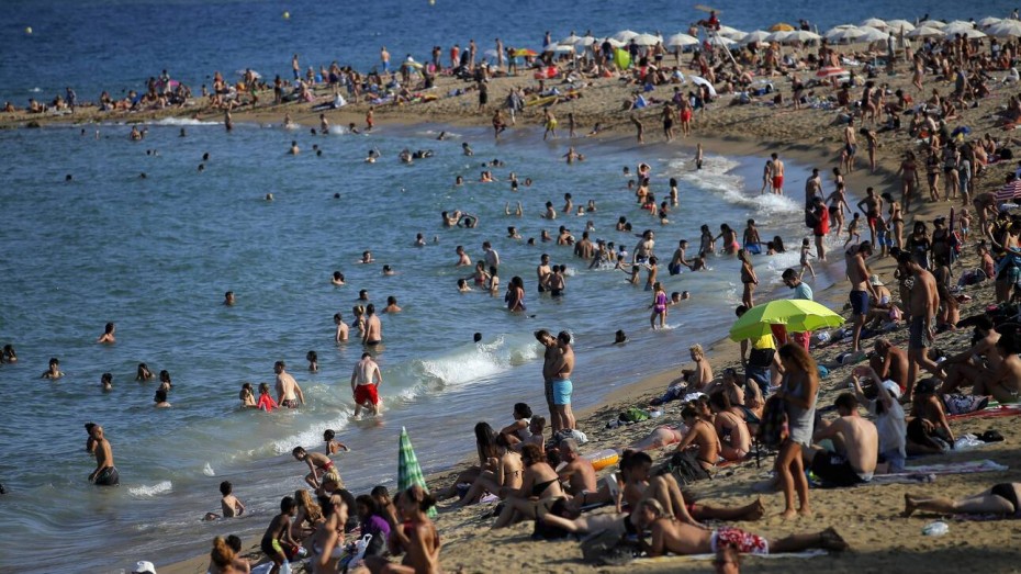 «Πνίγηκαν» από κόσμοι οι παραλίες στη Βαρκελώνη παρά τον Covid-19