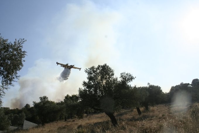 Περιορίστηκε η πυρκαγιά στη Χίο - Ασφαλείς οι 2 οικισμοί