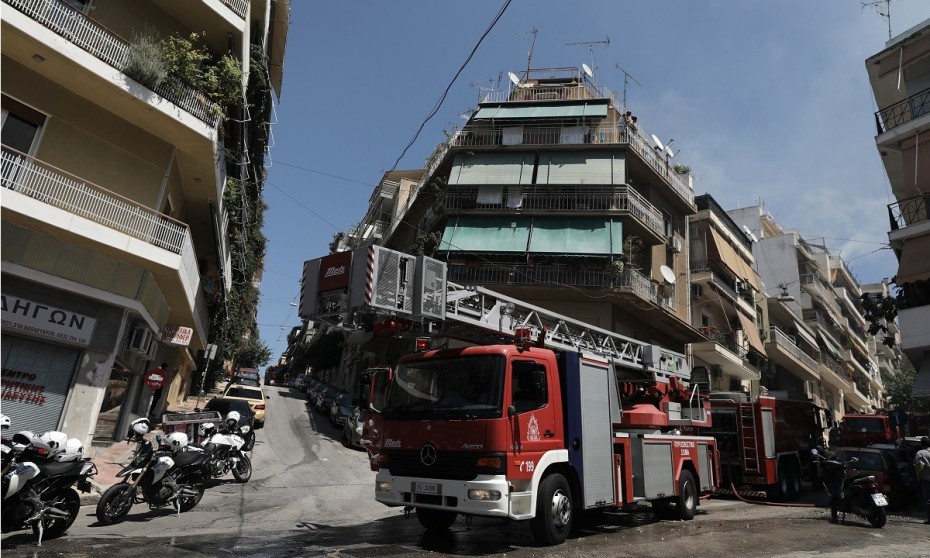 Τραγωδία στην Κυψέλη - Δύο νεκροί από φωτιά σε διαμέρισμα