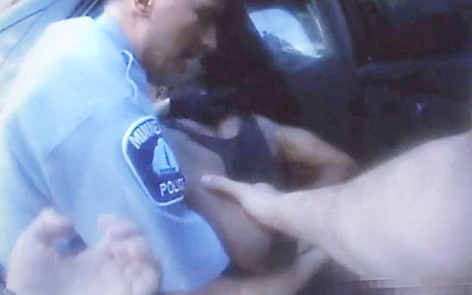 Η στιγμή της σύλληψης του Τζορτζ Φλόιντ, σε νέο βίντεο