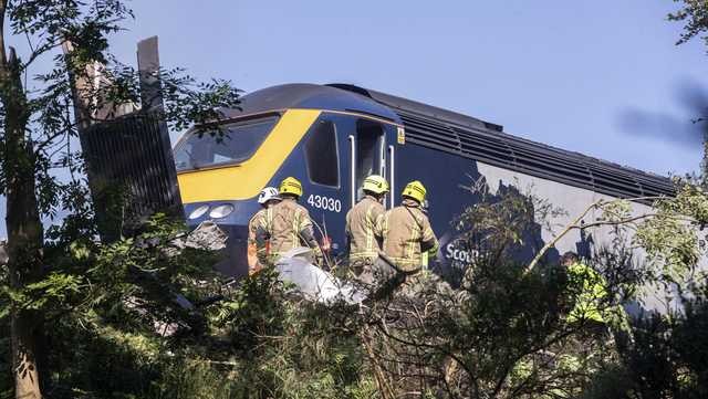 Τρεις νεκροί και 6 τραυματίες από τον εκτροχιασμό τρένου στη Σκωτία