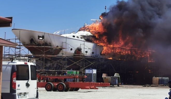 Μεγάλη έκρηξη σε ναυπηγείο της Σύρου - Καταστράφηκε θαλαμηγός