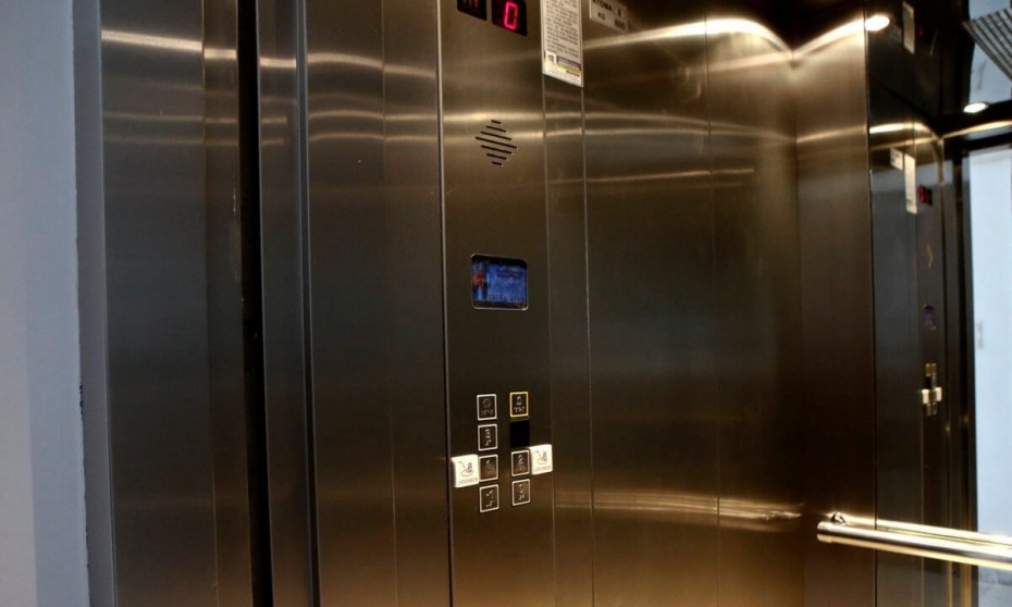Έως και μισή ώρα αντέχει ο κορονοϊός στο ασανσέρ
