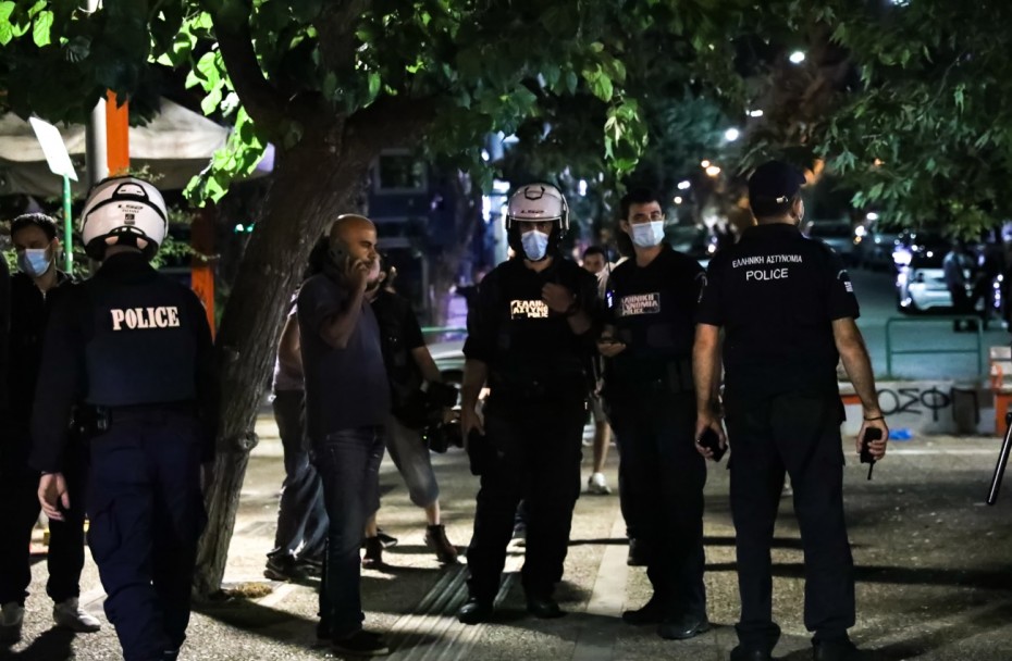 «Ντου» της Αστυνομίας στην Πλατεία Βαρνάβα λόγω συνωστισμού