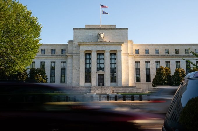 Η Fed «έδειξε» προς μηδενικά επιτόκια ως το τέλος του 2023