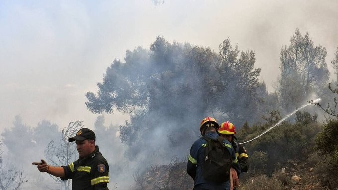 Μεγάλη πυρκαγιά στα Καλύβια Αττικής - Εκκενώθηκαν οικισμός και οικοτροφείο