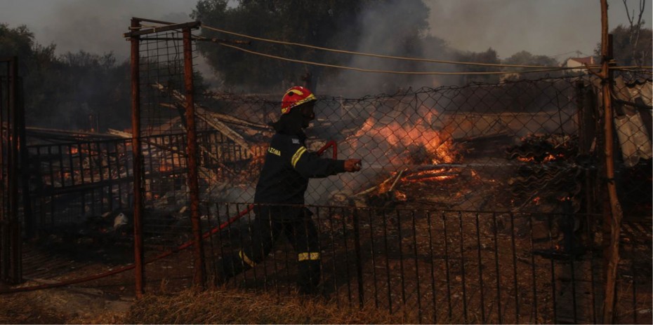 Καλύτερη η εικόνα της πυρκαγιάς στην Κερατέα - Ολονύχτια μάχη με τις φλόγες
