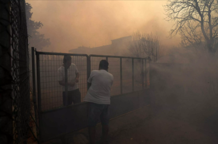 Πυρκαγιά στην ανατ. Αττική: Εντολή εκκένωσης και στην Ανάβυσσο