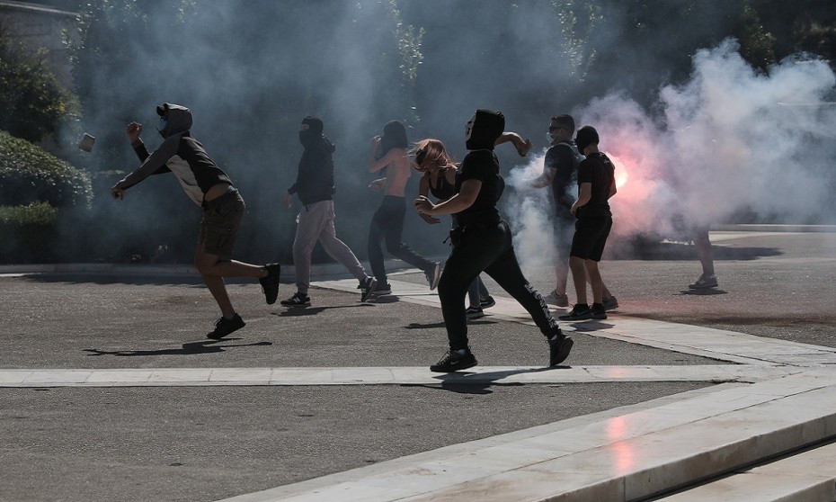 Πανεκπαιδευτικό συλλαλητήριο: Μολότοφ και δακρυγόνα στο κέντρο της Αθήνας [Βίντεο]