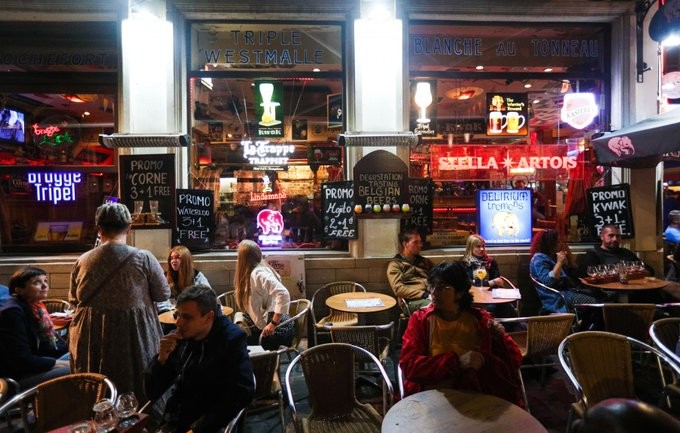 Κορονοϊός: Το Βέλγιο κλείνει για ένα μήνα μπαρ και καφέ στις Βρυξέλλες