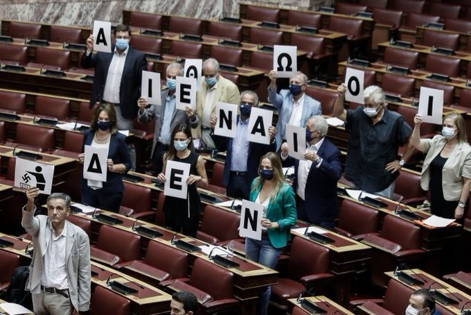 Επίθεση Πέτσα σε ΣΥΡΙΖΑ, μετά τις πικέτες για τη ΧΑ στη Βουλή