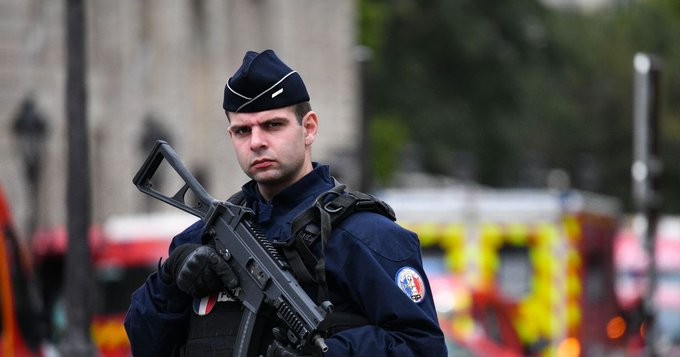 Επίθεση με νεκρό άνδρα στο Παρίσι - Έρευνες για τρομοκρατικά κίνητρα