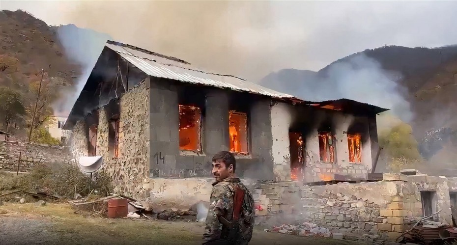Αρμένιοι καίνε τα σπίτια τους πριν τα χωριά περάσουν στα χέρια των Αζέρων [Βίντεο]