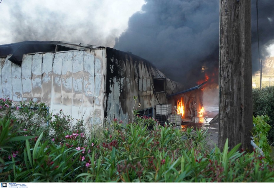 Ασπρόπυργος: Υπό μερικό έλεγχο η φωτιά στο εργοστάσιο ανακύκλωσης