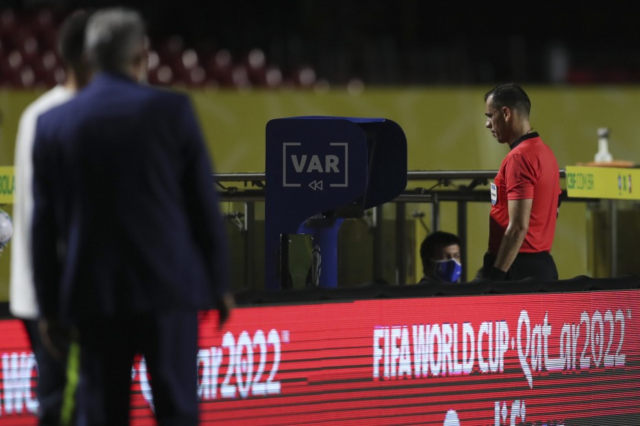 Χρήση της τεχνολογίας για περαιτέρω βελτίωση του VAR εξετάζει η FIFA