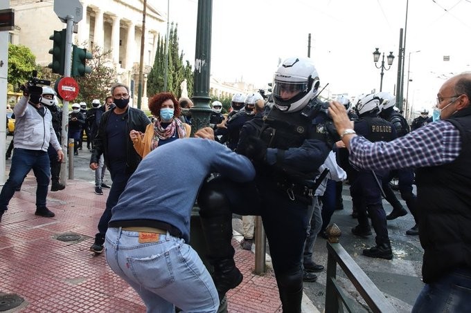 Ο ΣΥΡΙΖΑ ζητά την απελευθέρωση των προσαχθέντων από το κέντρο της Αθήνας