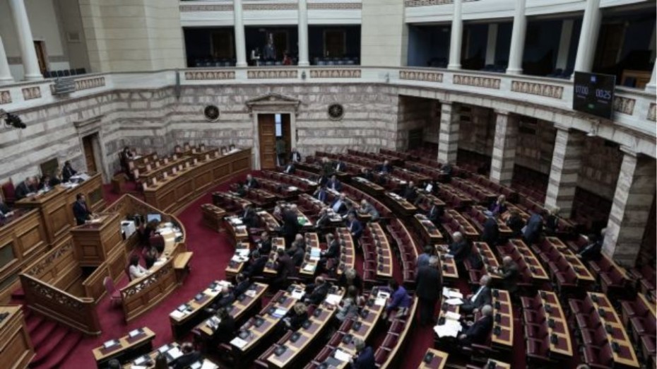 Βουλή: Αναβάλλεται η συζήτηση για την ερώτηση Τσίπρα προς Μητσοτάκη για τα ΜΜΜ