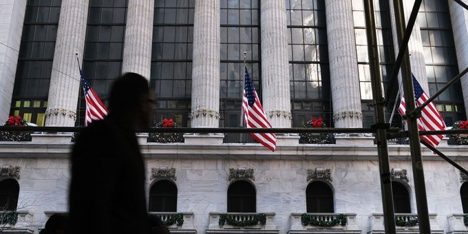 Προσπάθεια για νέα ρεκόρ στη Wall Street την Παρασκευή