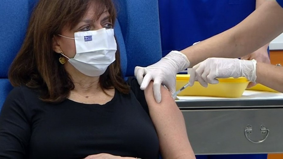 Κορονοϊός: Εμβολιάστηκε η Κατερίνα Σακελλαροπούλου