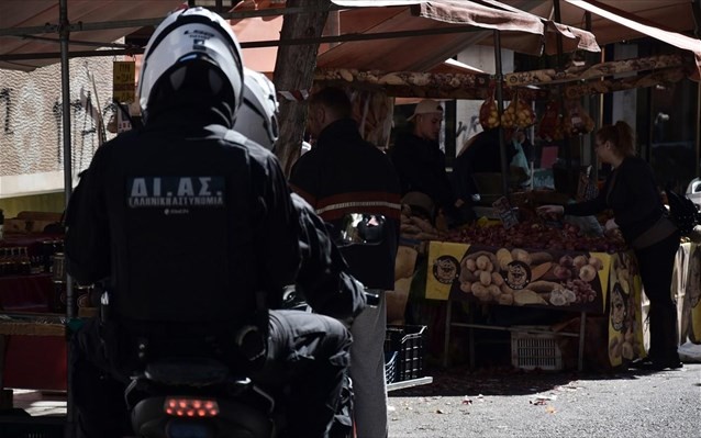 Θεσσαλονίκη: Αστυνομικοί έλεγχοι για τον κορονοϊό σε λαϊκές αγορές