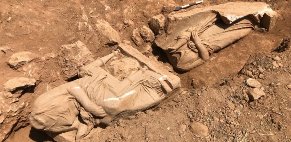 Παιανία: Ανακαλύφθηκε επιτύμβιο μνημείο με δυο γυναικείες μορφές