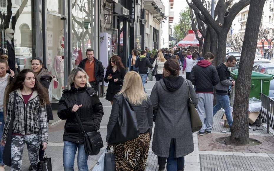 Εικόνες συνωστισμού στους δρόμους της Θεσσαλονίκης  - «Ουρές» έξω απ΄τα μαγαζιά