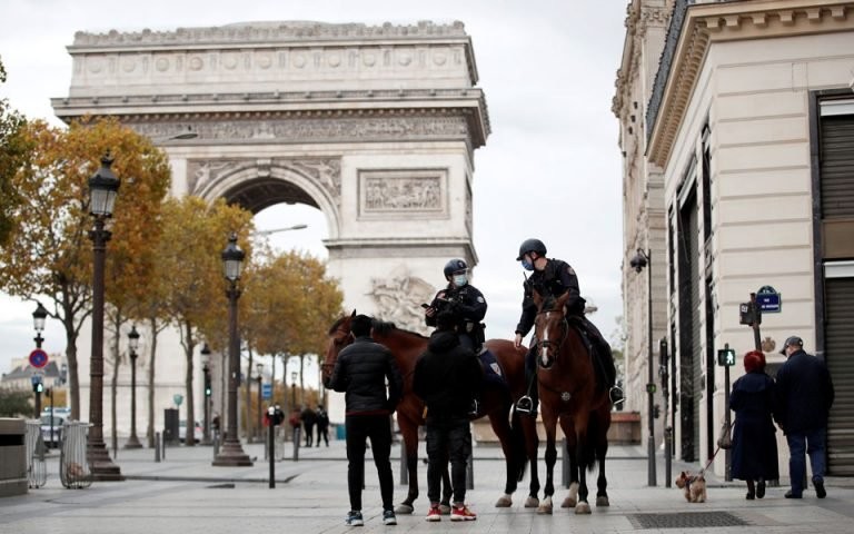Νέες αναφορές στη Γαλλία για επιβολή τρίτου lockdown