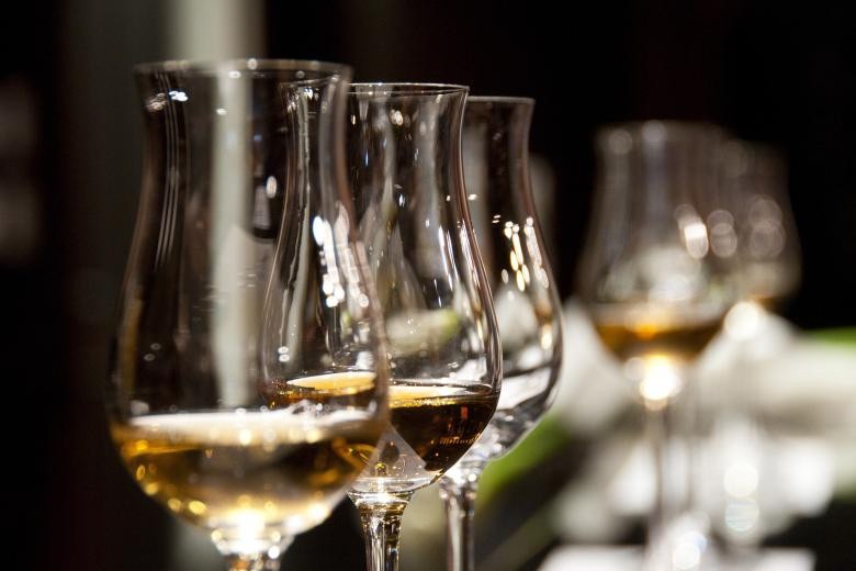 Παρατείνεται για 2 μήνες η καταβολή ΕΦΚ για τα αλκοολούχα ποτά