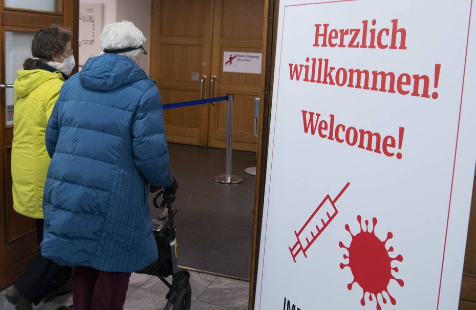 Η Γερμανία «παγώνει» το εμβόλιο της AstraZeneca για τους ηλικιωμένους